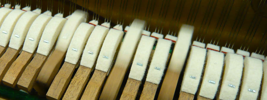 Klavierhämmer schlagen Klaviersaiten an