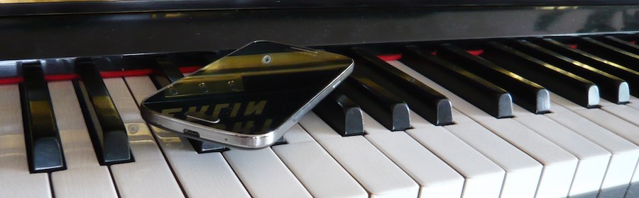 Smartphone auf Klaviertasten