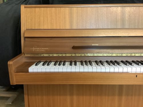 Nordiska-Klavier, 104 cm